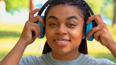 前面视图关闭脸快乐的非洲美国年轻的女人耳机