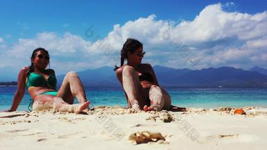 性感的有趣的女性假期支出质量时间海滩天堂白色沙子蓝色的背景