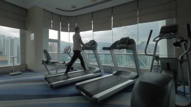 剪辑女人<strong>跑步机</strong>健身中心窗口城市景观在香港香港中国