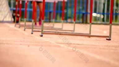 障碍比赛培训跟踪女人运动员运行跳跃障碍女人腿制动做失败焦点障碍