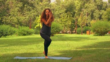 高加索人女运动员瑜伽开放空气