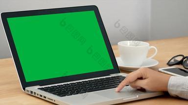 特写镜头女人工作笔记本移动PC手指键盘触控板幻灯片变焦变焦电脑移动PC空白绿色屏幕浓度关键