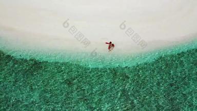 性感的微笑女孩拍的海海滩夏天白色桑迪蓝色的背景