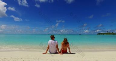 快乐人爱约会假期有趣的海滩夏天白色桑迪背景
