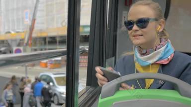 女人旅行城市双层公共汽车