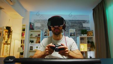 观点专业玩家穿虚拟现实耳机