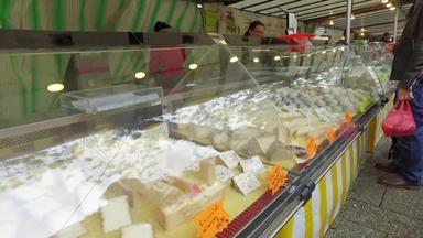 巴黎法国约法国奶酪商店几十个类型奶酪客户选择巴黎法国