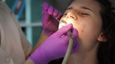 牙科涡轮钻龋齿保护牙衰变治疗女病人牙医办公室固化牙齿