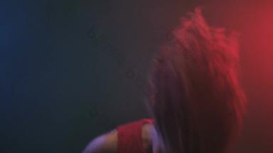 女孩卷曲的头发跳舞<strong>尊巴</strong>红色的蓝色的烟记录帧/秒