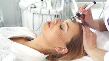 美容师电离子透入疗法客户的额头