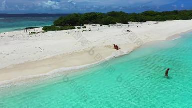 年轻的有趣的女性旅行有趣的海滩清洁白色沙子蓝色的背景