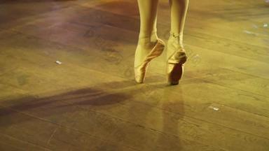 芭蕾舞女演员年轻的优雅的女人芭蕾舞舞者穿着专业装<strong>鞋子</strong>白色轻便裙子展示跳舞技能美经典芭蕾舞
