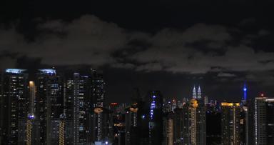 视图女人游泳池摩天大楼屋顶晚上城市景观(泥<strong>马来西亚</strong>