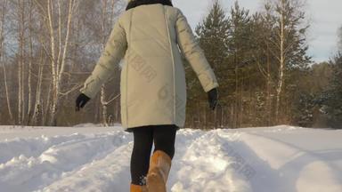 快乐女孩走雪森林冷淡的一天后视图冬天活动