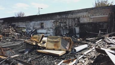 抗议骚乱房子燃烧损坏的摧毁了明尼阿波里斯市