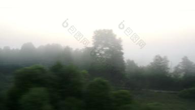通过村雾