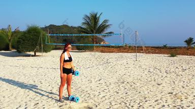 性感的有趣的<strong>女性</strong>假期享受生活海滩阳光明媚的蓝色的白色沙子背景