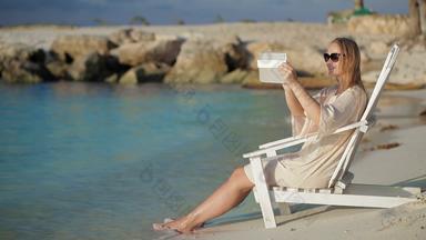 女人垫使照片海坐着甲板椅子海滩