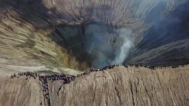 溴火山空中视图具有<strong>里程碑意义</strong>的自然旅行的地方印尼锅拍摄