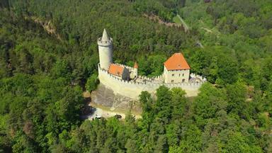 空中视图中世纪的城堡可可林附近的布拉格czechia中央欧洲中世纪的哥特城堡可可林科科科林斯科受保护的景观区域捷克共和国中世纪的哥特城堡可可林