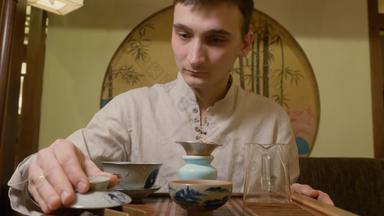 茶主倒热水水壶gaiwan酝酿茶仪式