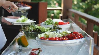 女人选择有机蔬菜餐饮自助餐食物酒店餐厅色彩斑斓的水果蔬菜沙拉食物素食者食物健身饮食健康的生活方式