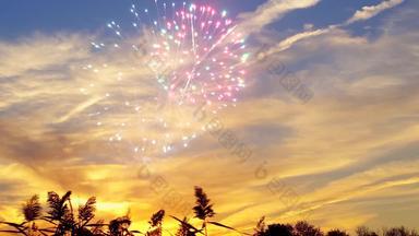 自然《暮光之城》期包括日落多云的天空庆祝假期<strong>烟花</strong>独立一天7月