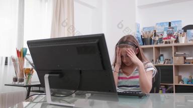 女人超级英雄服装溜十几岁的女孩工作电脑