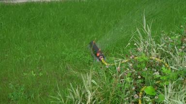 自动喷水灭火系统系统浇水草坪上背景绿色草