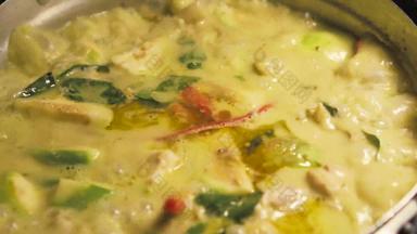 绿色咖喱沸腾能使绿色咖喱鸡泰国食物慢运动