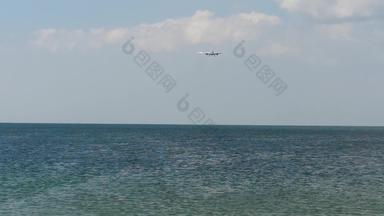 宽体飞机接近海洋