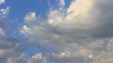 雨云移动快运动时间孩子美丽的滑动逃离白色云蓝色的天空证券交易委员会帧/秒镜头间隔拍摄Cloudscape