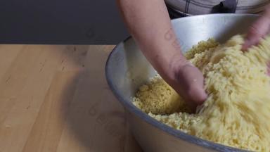 粗粒小麦粉准备蒸粗麦粉
