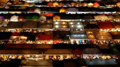 前视图忙亚洲街食物铁路晚上市场泰国色彩斑斓的摊位受欢迎的旅游目的地曼谷