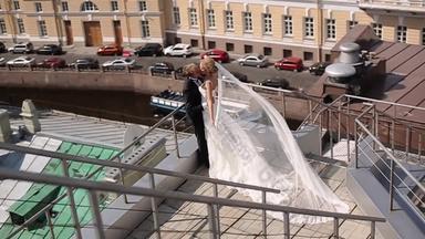 婚礼夫妇屋顶