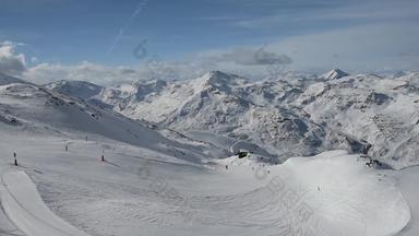 全景视图山谷范围滑雪跑道