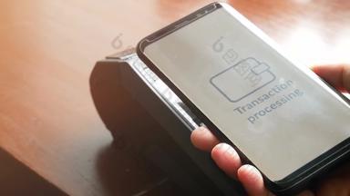 <strong>非接触</strong>式付款客户支付比尔智能手机NFC技术点出售终端购物时间移动数字钱包技术概念