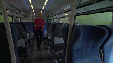 女人采取座位火车
