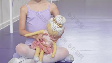 可爱的快乐芭蕾舞女演员女孩微笑快乐持有芭蕾舞女演员娃娃