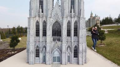 女人使照片走脚微型模型大教堂欧洲公园微型