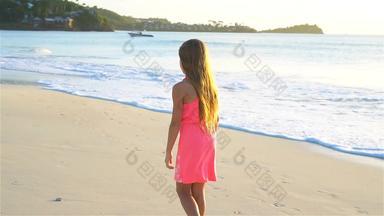 可爱的快乐女孩有趣的白色海滩日落慢<strong>运动视频</strong>