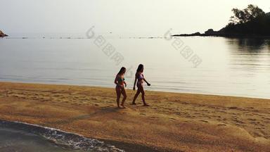 性感的微笑女士们旅行支出质量时间海滩夏天白色桑迪蓝色的背景