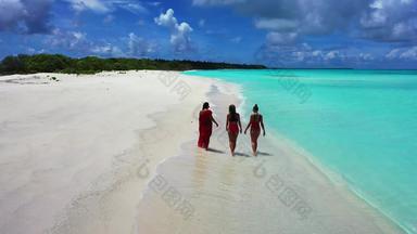 美丽的有趣的女性假期太阳海滩阳光明媚的蓝色的白色沙子背景