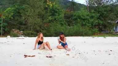 现代有趣的<strong>女性</strong>旅行支出质量时间海滩夏天白色沙子蓝色的背景