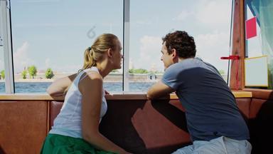 年轻的夫妇旅行旅游船