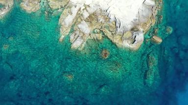 空中无人机视图热带天堂海滩纯水晶清晰的绿松石水奇怪的花岗岩岩石空中无人机稳定的镜头花岗岩巨石海洋波打破岩石