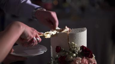婚礼蛋糕切割一块