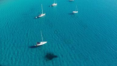 游艇环礁湖阳光明媚的一天航行船游艇海空中摄影无人机令人惊异的游艇航行船绿松石透明的海前视图航行船蓝色的环礁湖