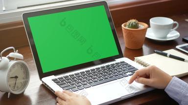 特写镜头女人工作移动PC电脑手指键盘触控板触控板幻灯片电脑移动PC空白绿色屏幕浓度关键