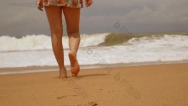 腿脚亚洲女孩走光着脚湿沙子岛海滩大波夏天季节古董颜色语气
